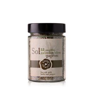 Sol s samoniklim začinskim biljem i paprom